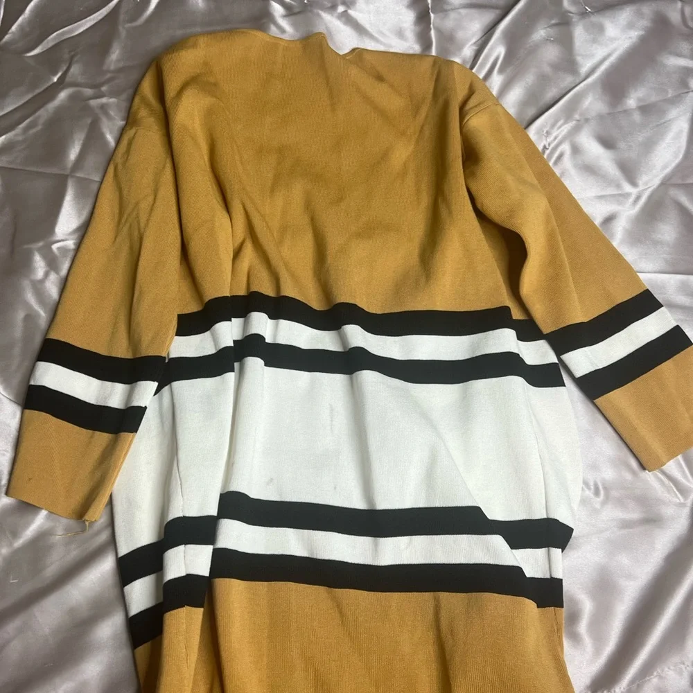 Cardigan 🐝 - Picture 3 of 3